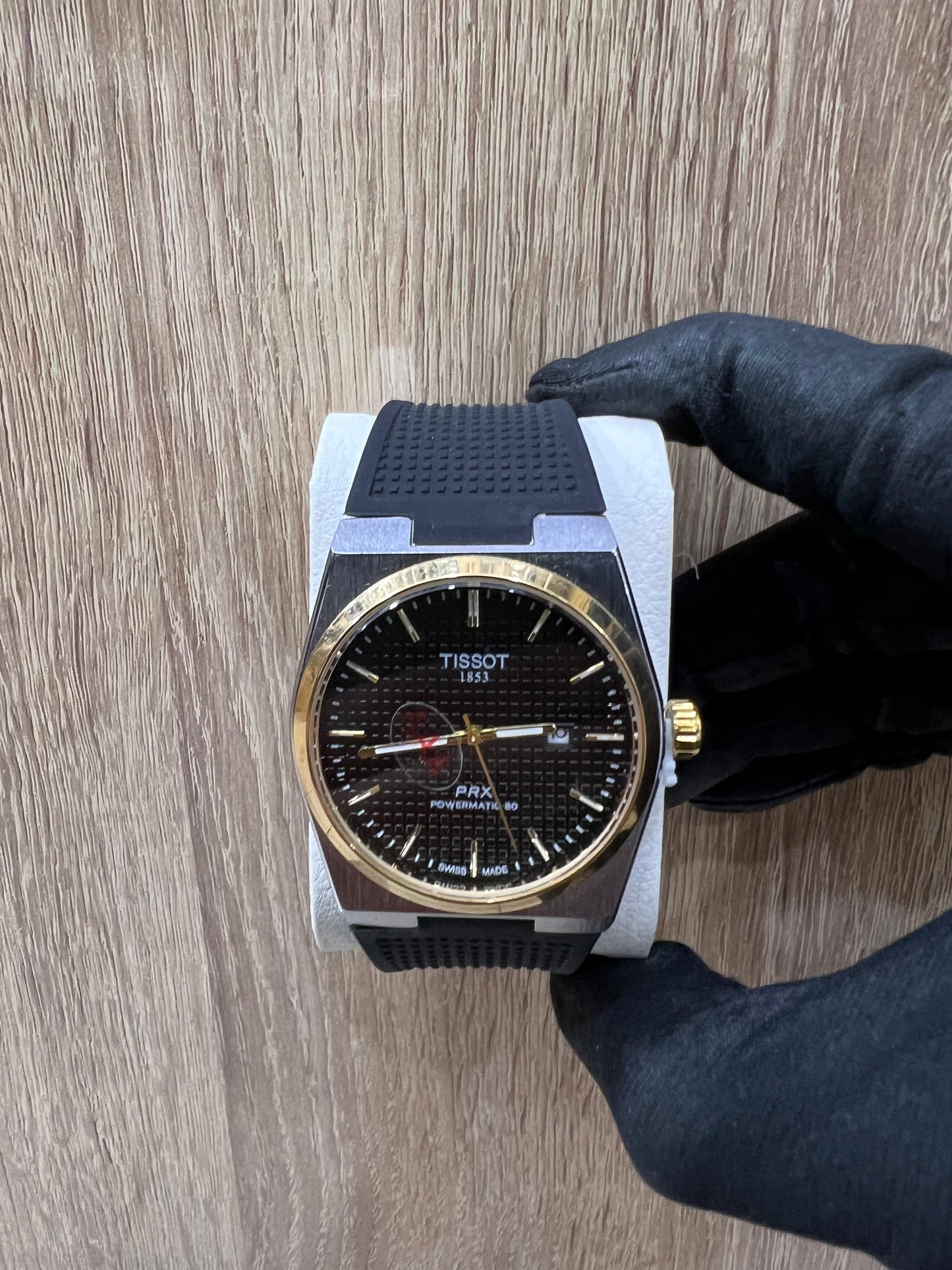 TISSOT PRX – CADRAN NOIR, LUNETTE DORÉE & BRACELET NOIR